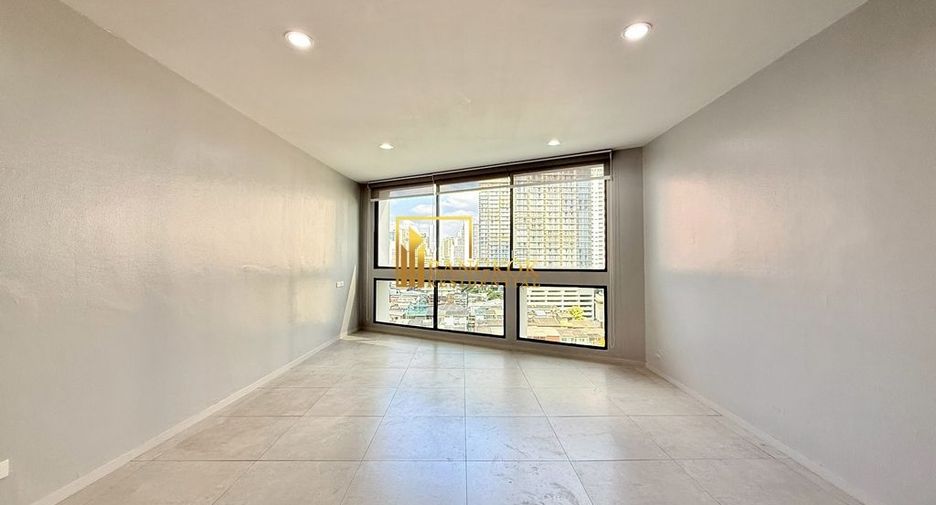 For rent 3 bedrooms condo in Khlong Toei, Bangkok
