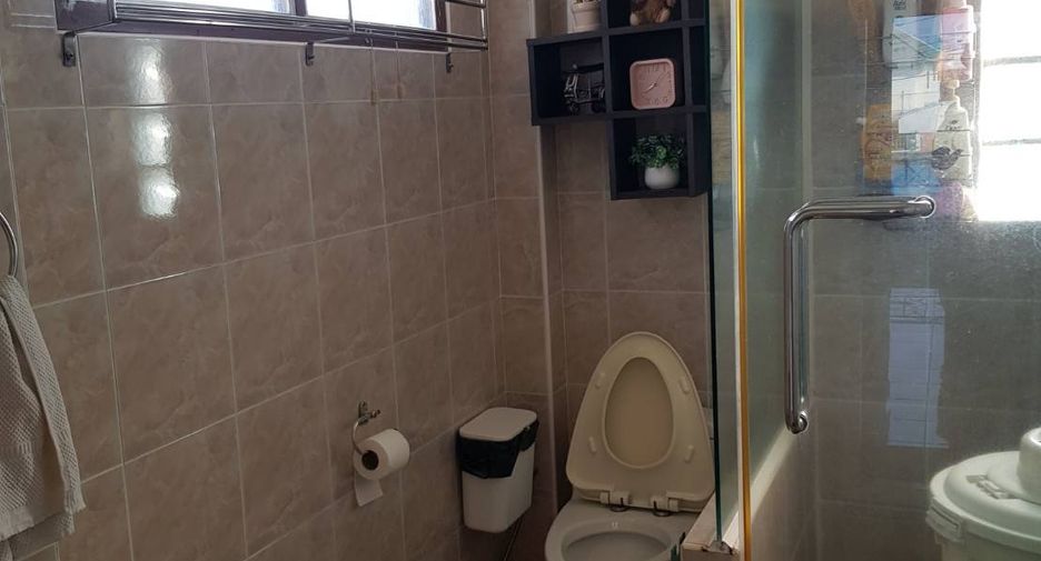 For sale 4 bedrooms house in Mueang Uttaradit, Uttaradit