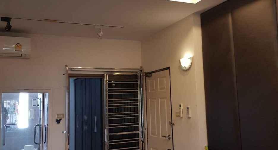 For sale 4 bedrooms house in Mueang Uttaradit, Uttaradit