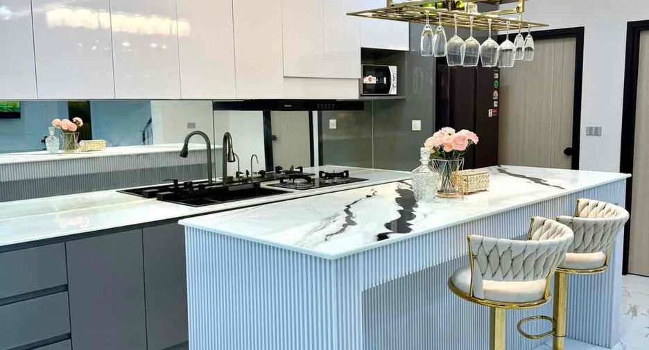 Villa en alquiler y en venta de 3 habitaciones en Bang Lamung, Chonburi