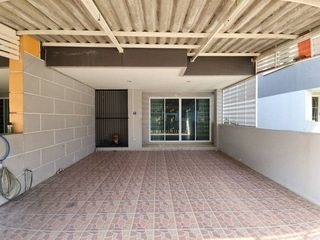 À vendre 1 chambre maison de ville à Ban Bueng, Chonburi