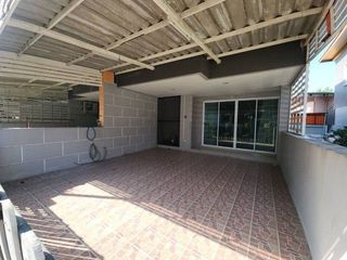 À vendre 1 chambre maison de ville à Ban Bueng, Chonburi