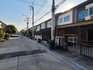 À vendre 1 chambre maison de ville à Ban Bueng, Chonburi