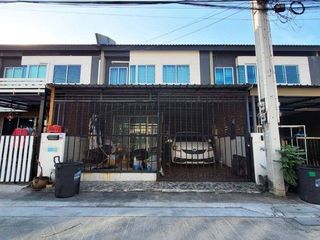 À vendre 1 chambre maison de ville à Ban Bueng, Chonburi
