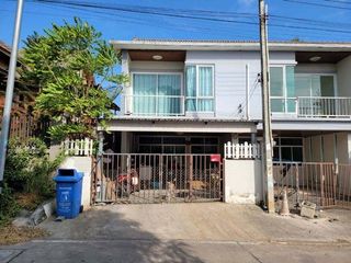 À vendre 1 chambre maison de ville à Ban Bueng, Chonburi