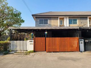 À vendre 1 chambre maison de ville à Ban Bueng, Chonburi