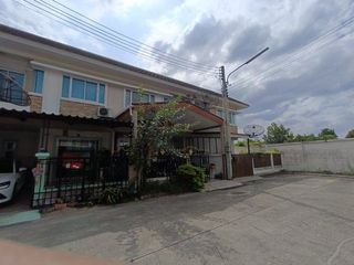 À vendre 1 chambre maison de ville à Ban Bueng, Chonburi