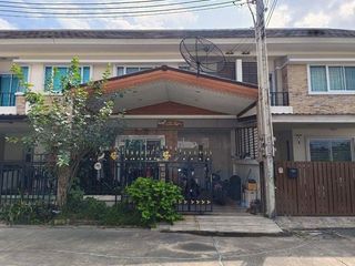 À vendre 1 chambre maison de ville à Ban Bueng, Chonburi
