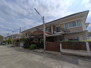À vendre 1 chambre maison de ville à Ban Bueng, Chonburi