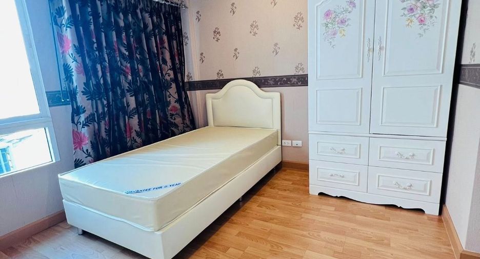 For rent 3 bedrooms townhouse in Lat Phrao, Bangkok
