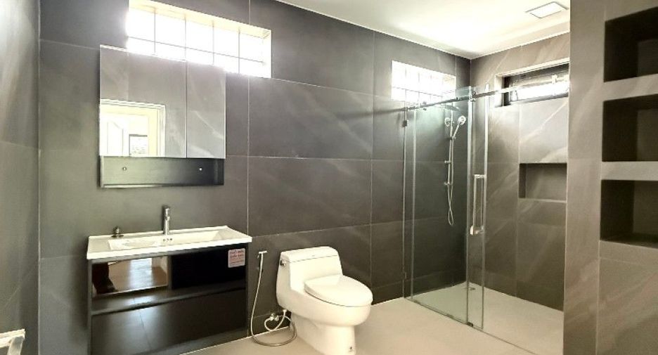 For sale 5 bedrooms house in Lam Luk Ka, Pathum Thani