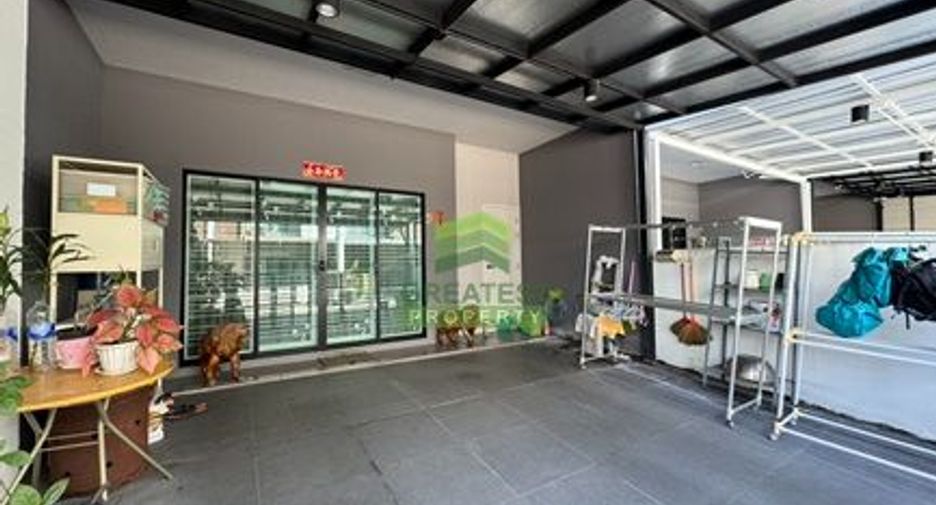For sale 3 bedrooms townhouse in Wang Thonglang, Bangkok