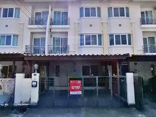 Casa adosada en venta de 3 habitaciones en Don Mueang, Bangkok