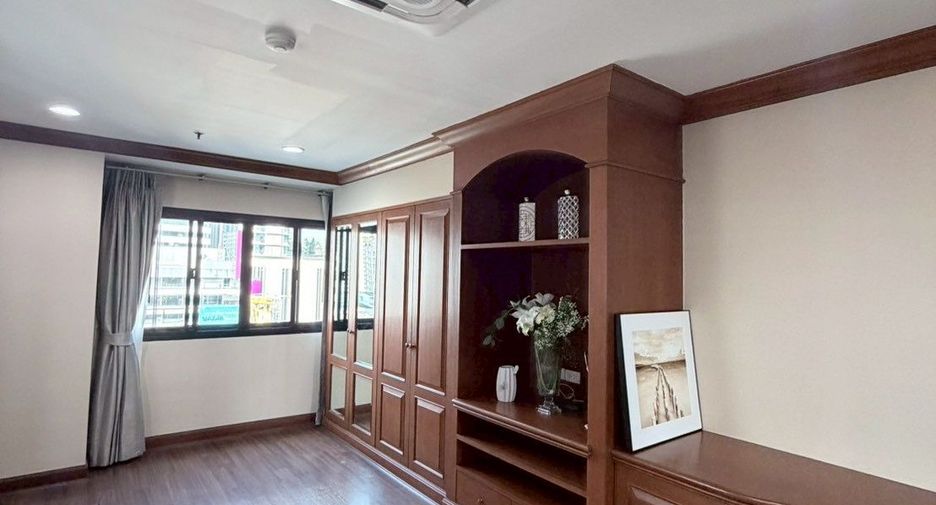 For rent 3 bedrooms condo in Watthana, Bangkok
