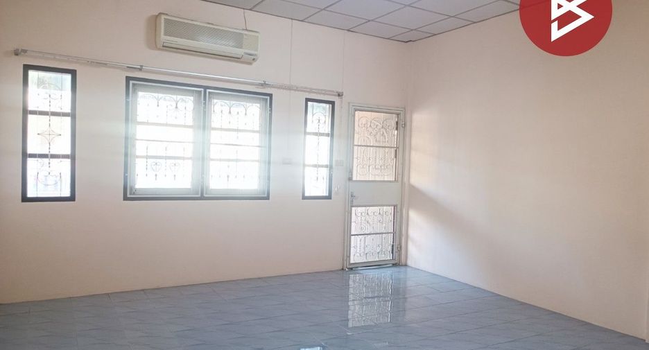 Casa adosada en venta de estudio en Mueang Nakhon Pathom, Nakhon Pathom