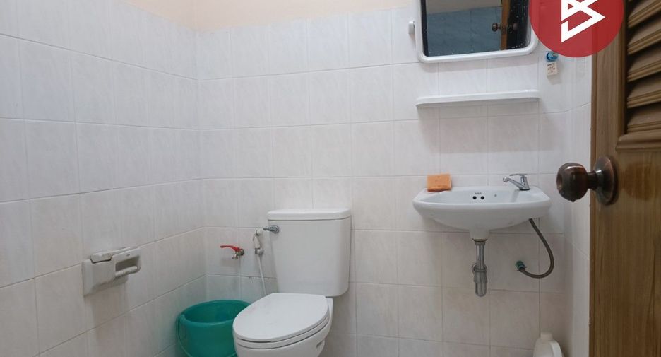 Casa adosada en venta de estudio en Mueang Nakhon Pathom, Nakhon Pathom