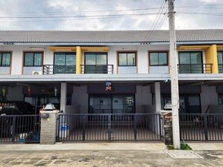 À vendre 1 chambre maison de ville à Ban Bueng, Chonburi