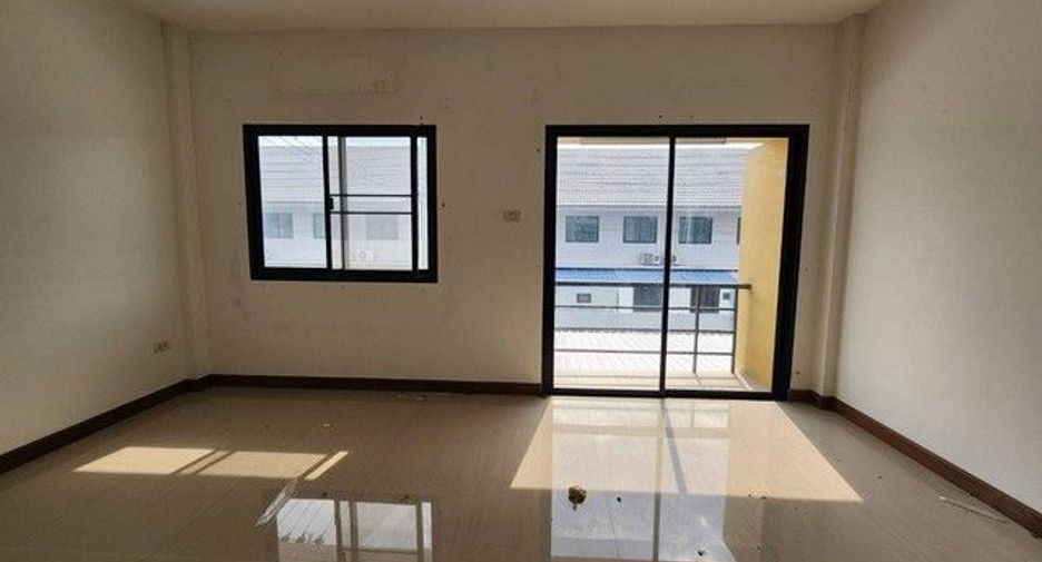 Reihenhaus zum Kauf mit 1 Zimmer in Ban Bueng, Chonburi