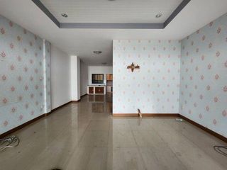 À vendre 1 chambre maison de ville à Ban Bueng, Chonburi