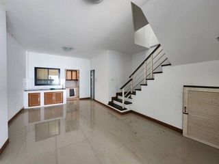À vendre 1 chambre maison de ville à Ban Bueng, Chonburi