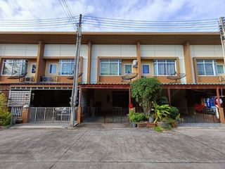 À vendre 1 chambre maison de ville à Ban Bueng, Chonburi