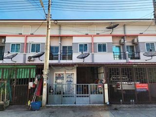 À vendre 1 chambre maison de ville à Ban Bueng, Chonburi