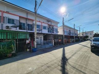 À vendre 1 chambre maison de ville à Ban Bueng, Chonburi