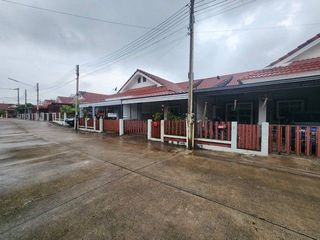À vendre 1 chambre maison de ville à Ban Bueng, Chonburi
