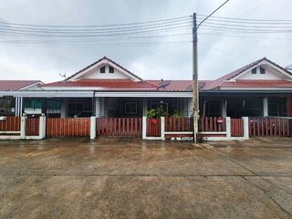 À vendre 1 chambre maison de ville à Ban Bueng, Chonburi
