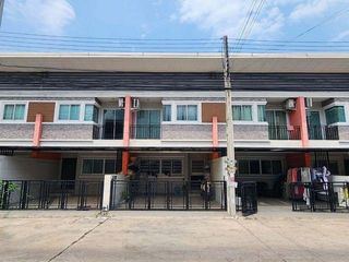 À vendre 1 chambre maison de ville à Ban Bueng, Chonburi
