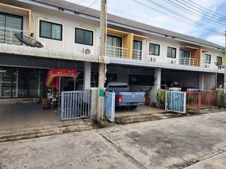 À vendre 1 chambre maison de ville à Ban Bueng, Chonburi