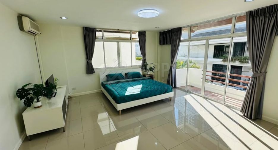 For rent 5 bedrooms house in Watthana, Bangkok