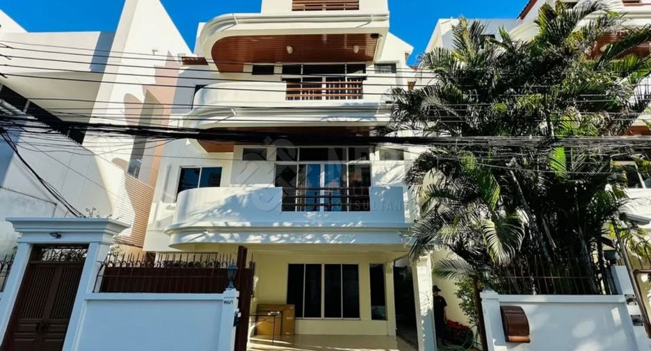 For rent 5 bedrooms house in Watthana, Bangkok