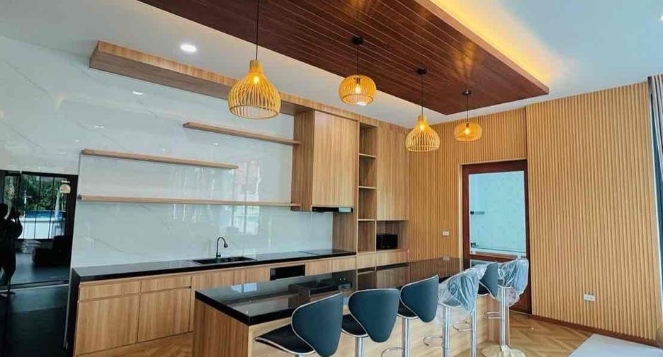 For rent 4 bedrooms villa in Bang Lamung, Chonburi