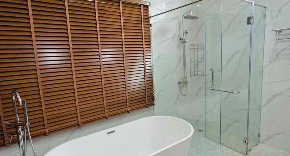 For rent 4 bedrooms villa in Bang Lamung, Chonburi
