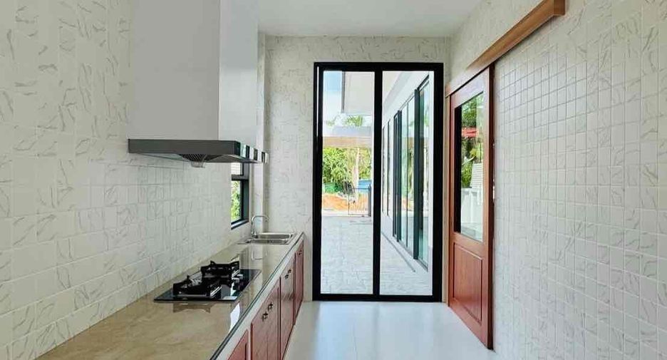 For rent 4 bedrooms villa in Bang Lamung, Chonburi