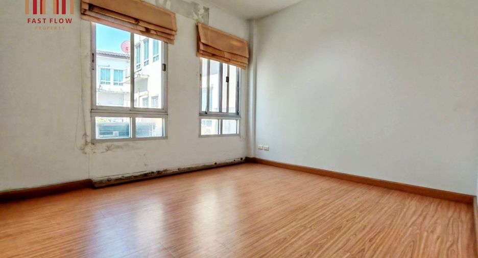 For sale 3 bedrooms townhouse in Lat Phrao, Bangkok