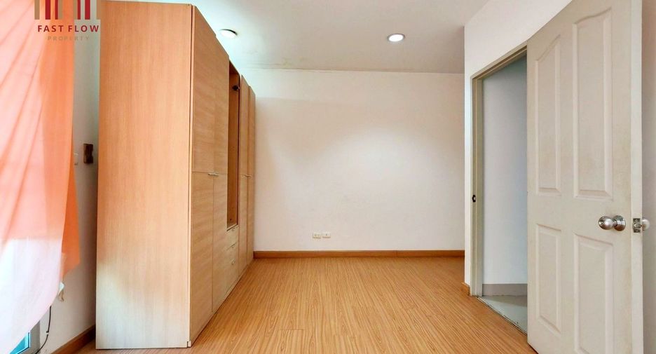 For sale 3 bedrooms townhouse in Lat Phrao, Bangkok