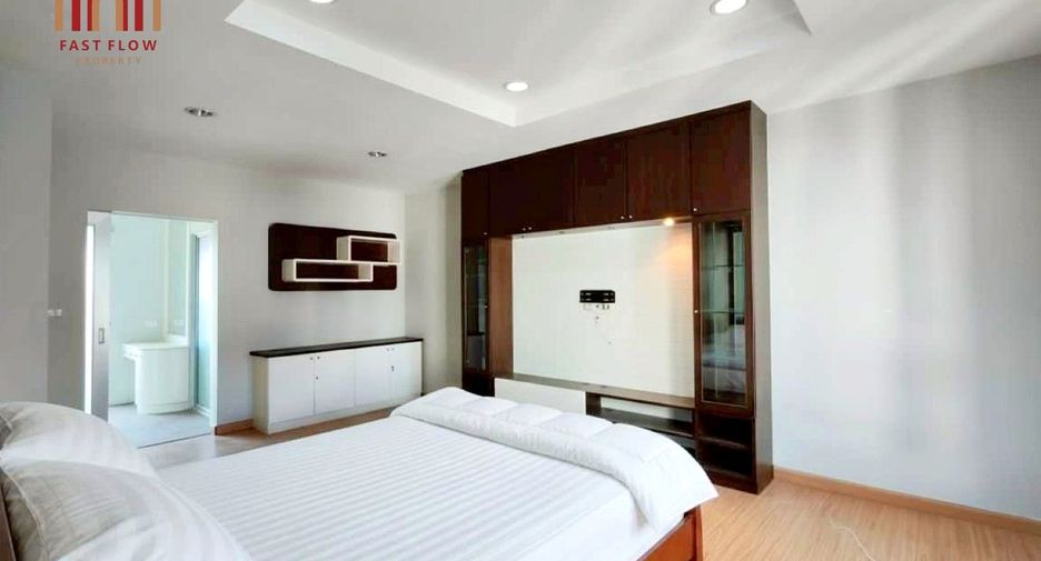 For sale 3 bedrooms townhouse in Lat Phrao, Bangkok
