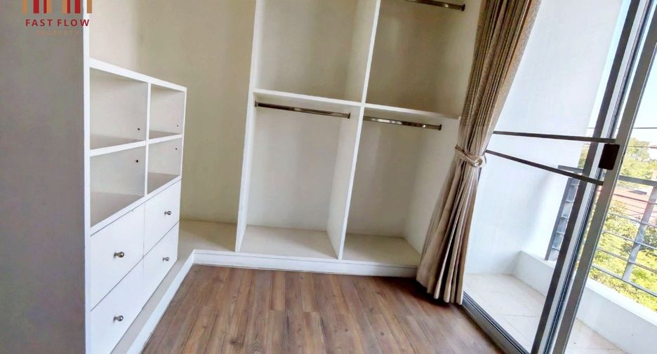 For sale 3 bedrooms townhouse in Lat Phrao, Bangkok