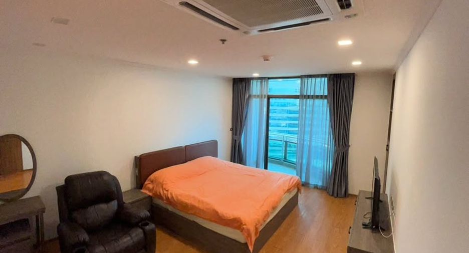 For rent 2 bedrooms condo in Sathon, Bangkok