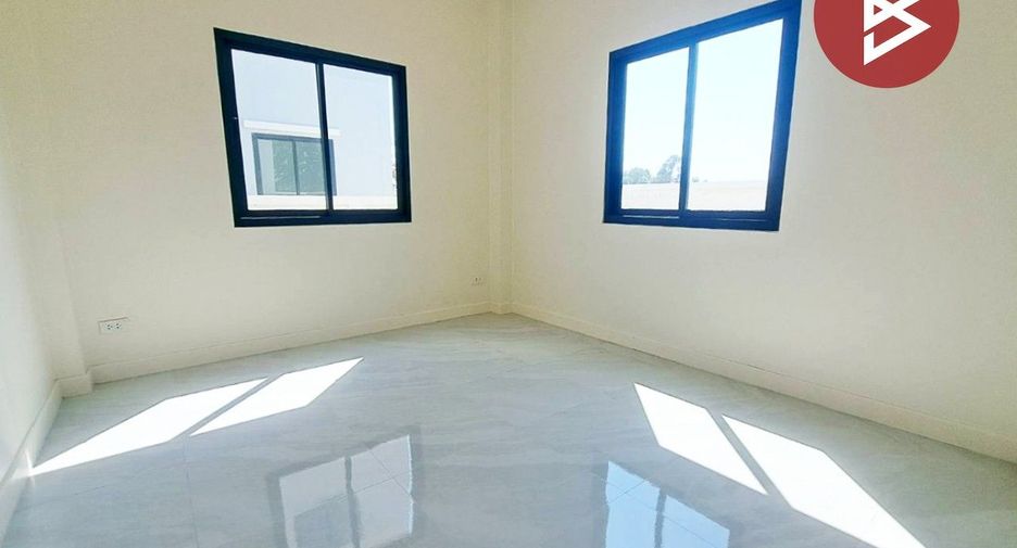 For sale 4 bedrooms house in Wat Sing, Chainat