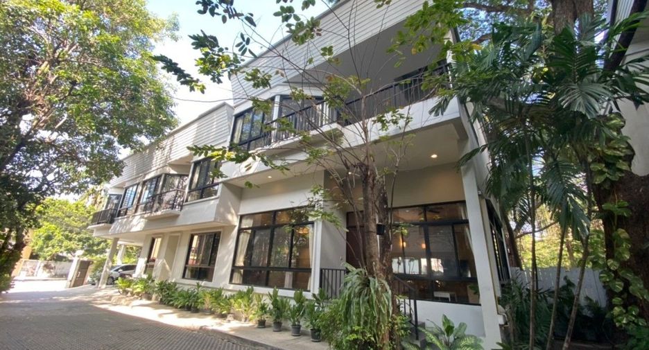 For rent 3 bedrooms house in Khlong Toei, Bangkok