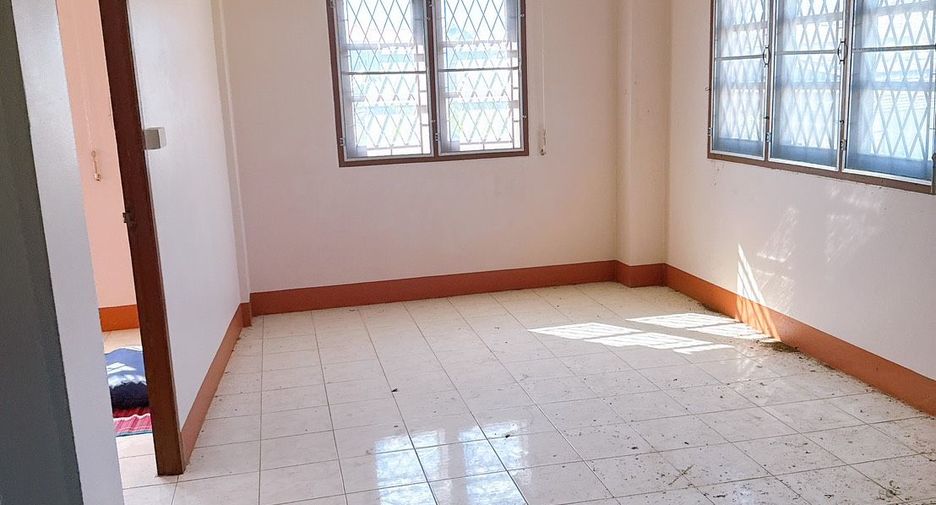 À vendre 6 chambres local commercial à Sattahip, Chonburi