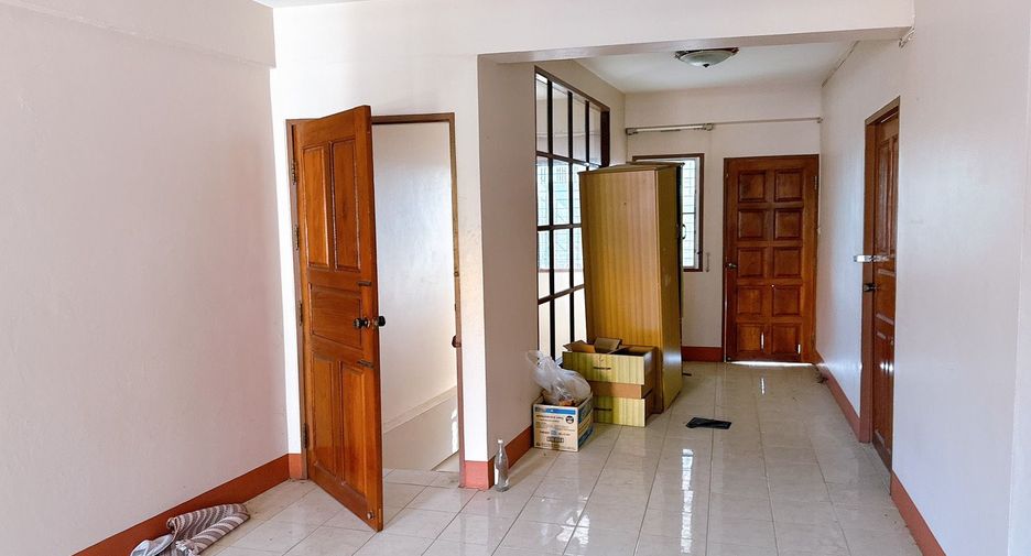 À vendre 6 chambres local commercial à Sattahip, Chonburi