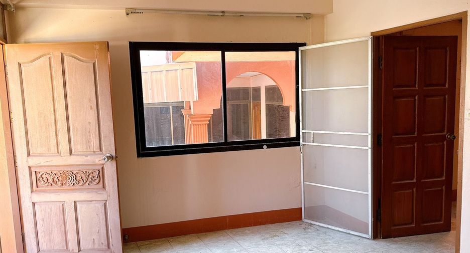 À vendre 6 chambres local commercial à Sattahip, Chonburi