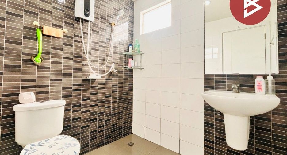For sale 3 ベッドルーム townhouse in Bang Lamung, Chonburi