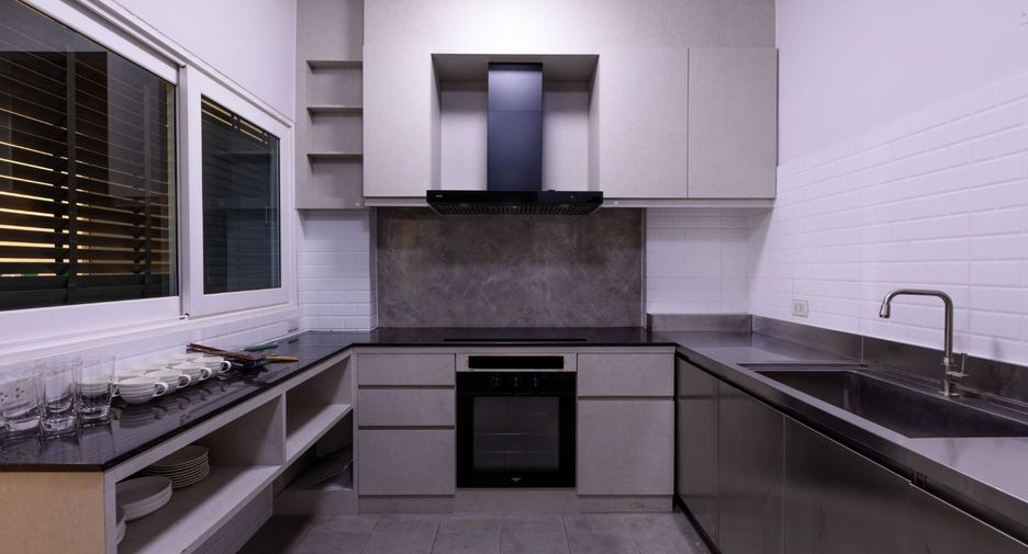 For rent 4 bedrooms townhouse in Yan Nawa, Bangkok