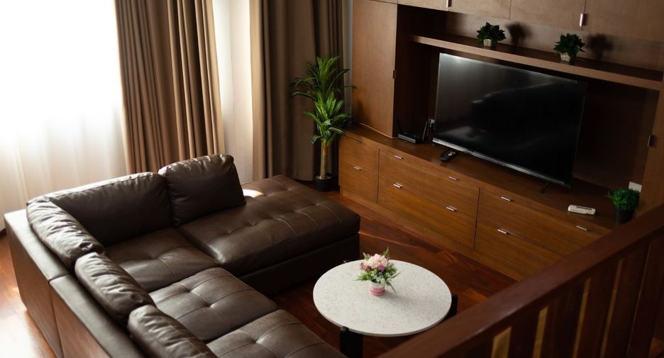 For rent 4 bedrooms townhouse in Yan Nawa, Bangkok
