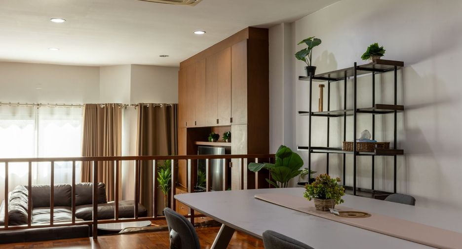 For rent 4 bedrooms townhouse in Yan Nawa, Bangkok